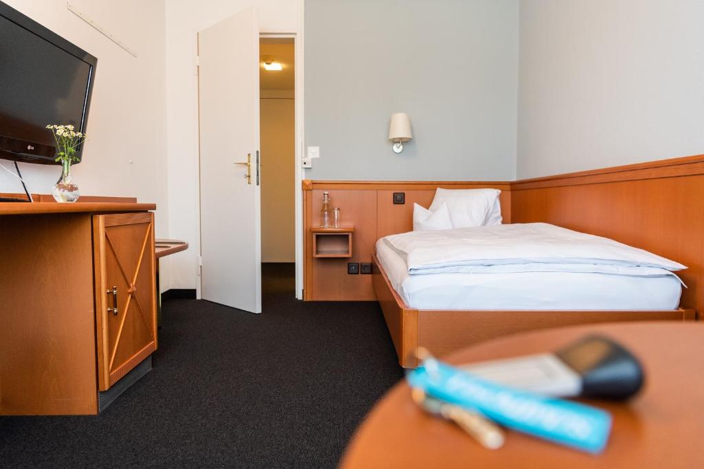 Postel nebo postele na pokoji v ubytování Hotel Schiff am Rhein