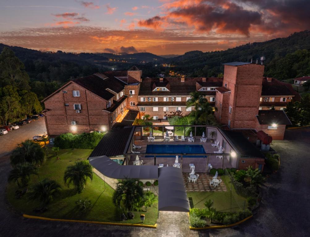 uma vista aérea de uma casa com uma mansão em Farina Park Hotel em Bento Gonçalves