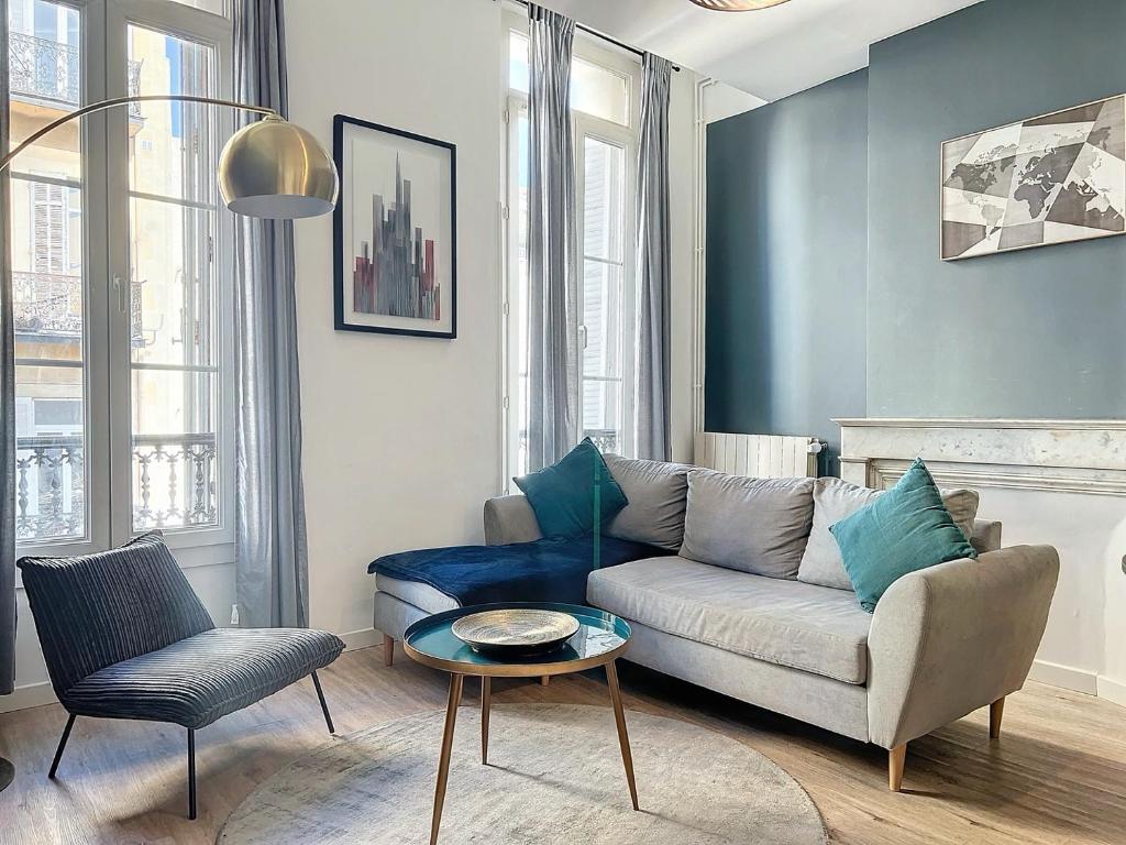 a living room with a couch and a table at Grand Appartement Central - Trois Chambres - Les Frères de la Loc&#39; in Marseille