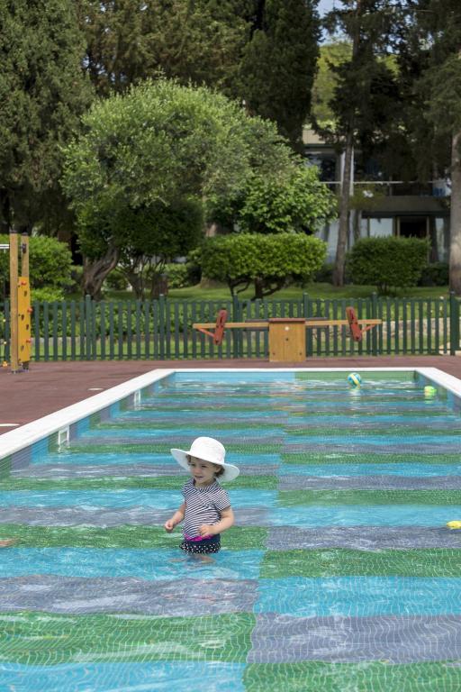 Bazén v ubytování Kontokali Bay Resort & Spa nebo v jeho okolí