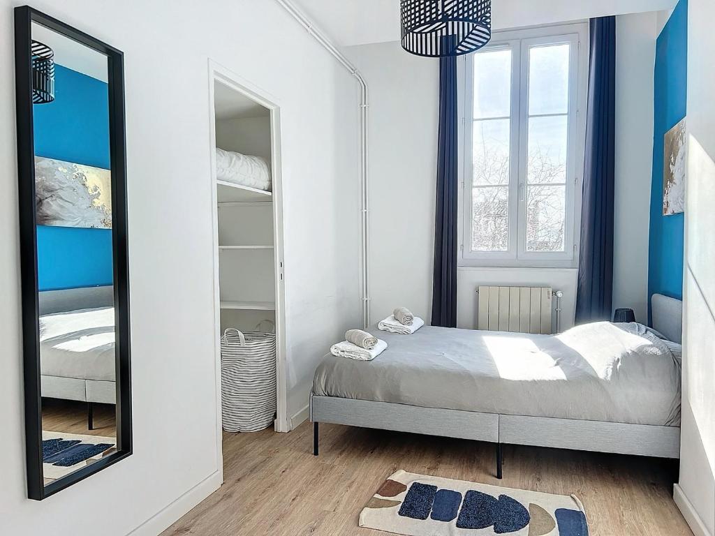 a bedroom with a bed and a mirror at Grand Appartement Central - Trois Chambres - Les Frères de la Loc&#39; in Marseille
