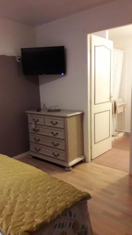 Chambres d'hôtes Hébergement F.Mathieu - Chambre Double Avec Salle De Bain Privée