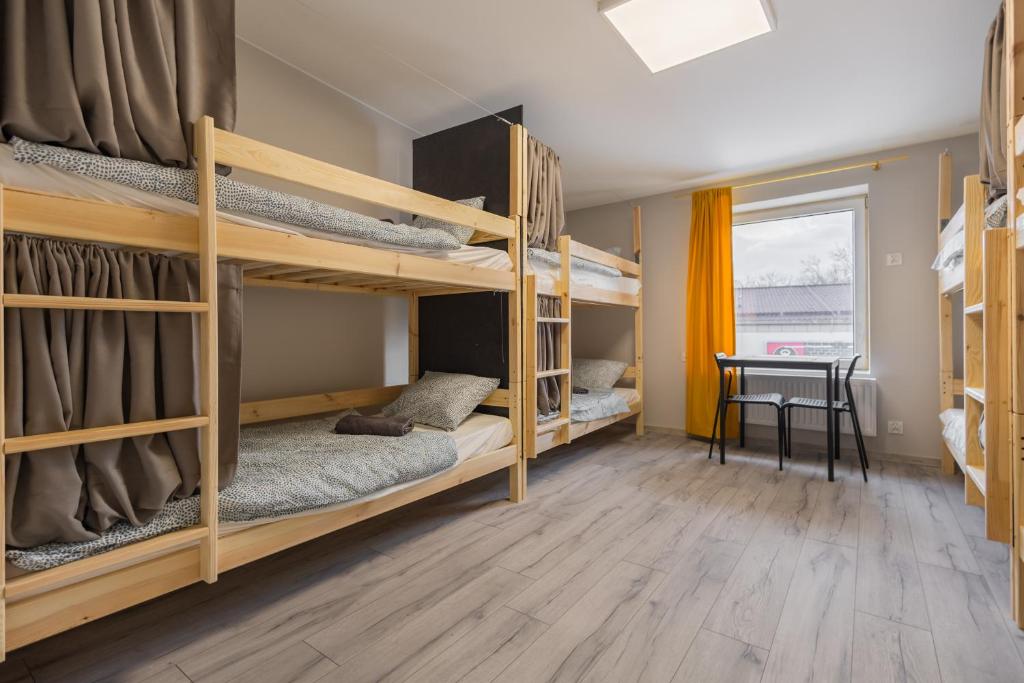 Våningssäng eller våningssängar i ett rum på Regem Hostel