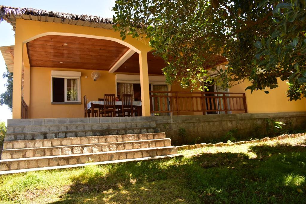 uma casa com um alpendre e escadas em frente em Villa Eugenie Ampasikely em Djamandjary