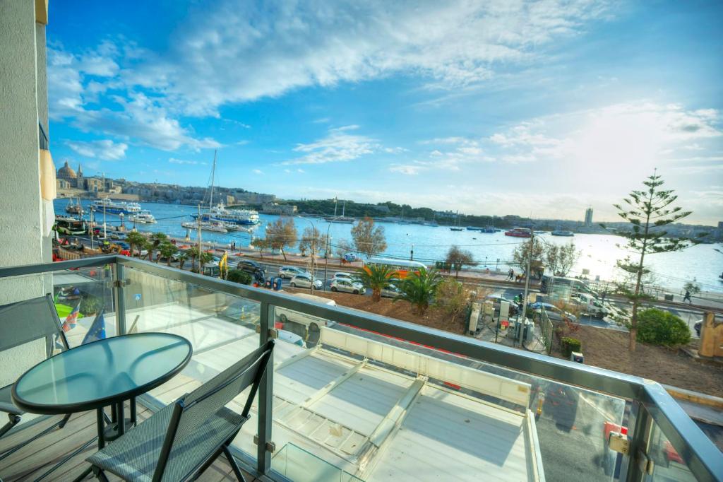 un balcón con vista al agua en Cozy 2bedroom seafront apartment, balcony GOSLM-10, en Sliema
