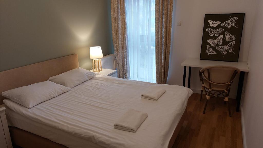 Posteľ alebo postele v izbe v ubytovaní Apartament Robinia z miejscem parkingowym
