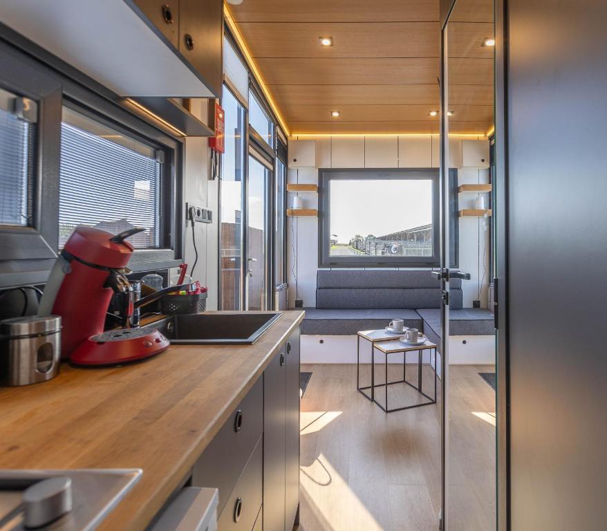 Kuchyň nebo kuchyňský kout v ubytování Les Tiny du Pré Mathy - Logements insolites avec Jacuzzi à Profondeville