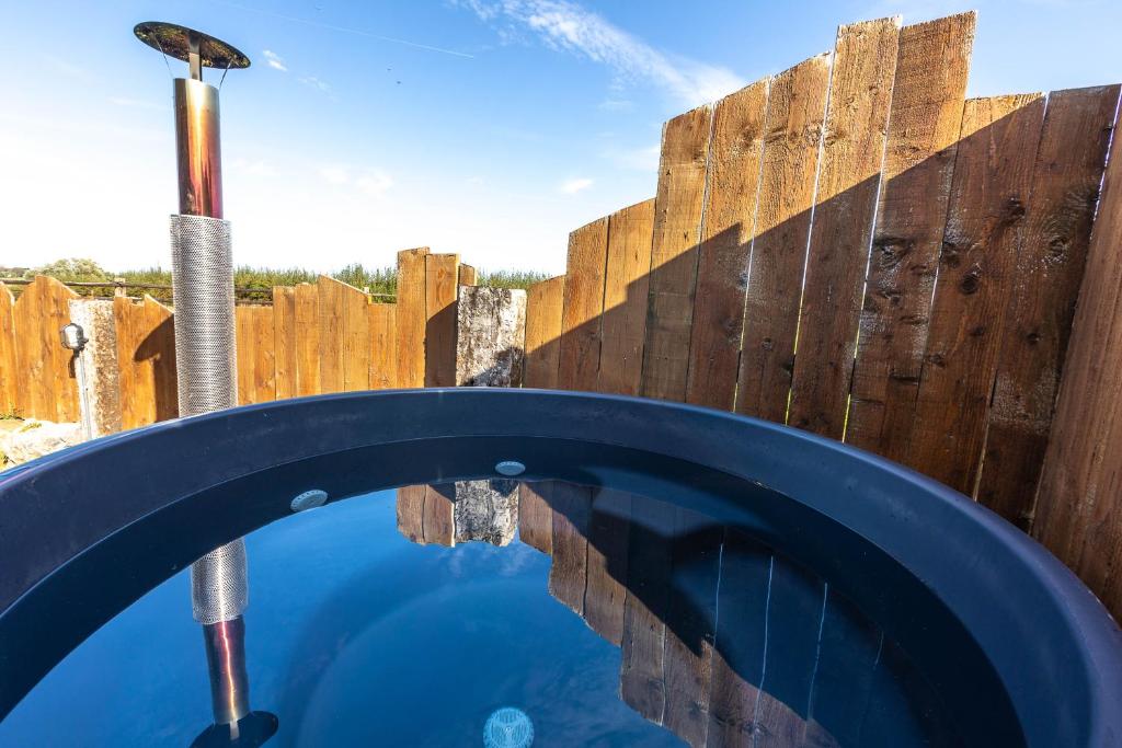 Bazén v ubytování Les Tiny du Pré Mathy - Logements insolites avec Jacuzzi à Profondeville nebo v jeho okolí