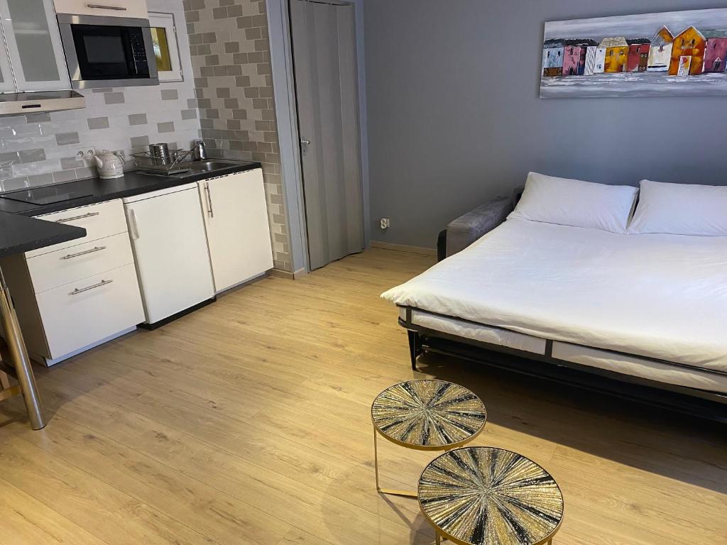 um quarto com uma cama, um lavatório e uma cozinha em STUDIO VIEILLE VILLE em Nice