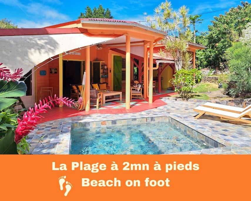une maison de plage avec une piscine et une pergola dans l'établissement VILLA La Perle PLAGE à PIED, PISCINE à Deshaies, à Deshaies