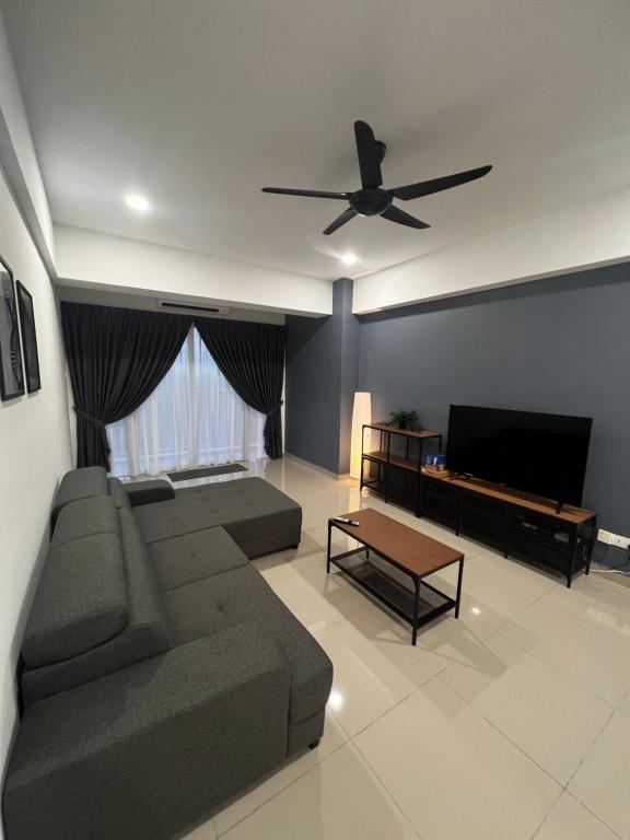 - un salon avec un canapé et un ventilateur de plafond dans l'établissement Sense In Passionate, à Sitiawan