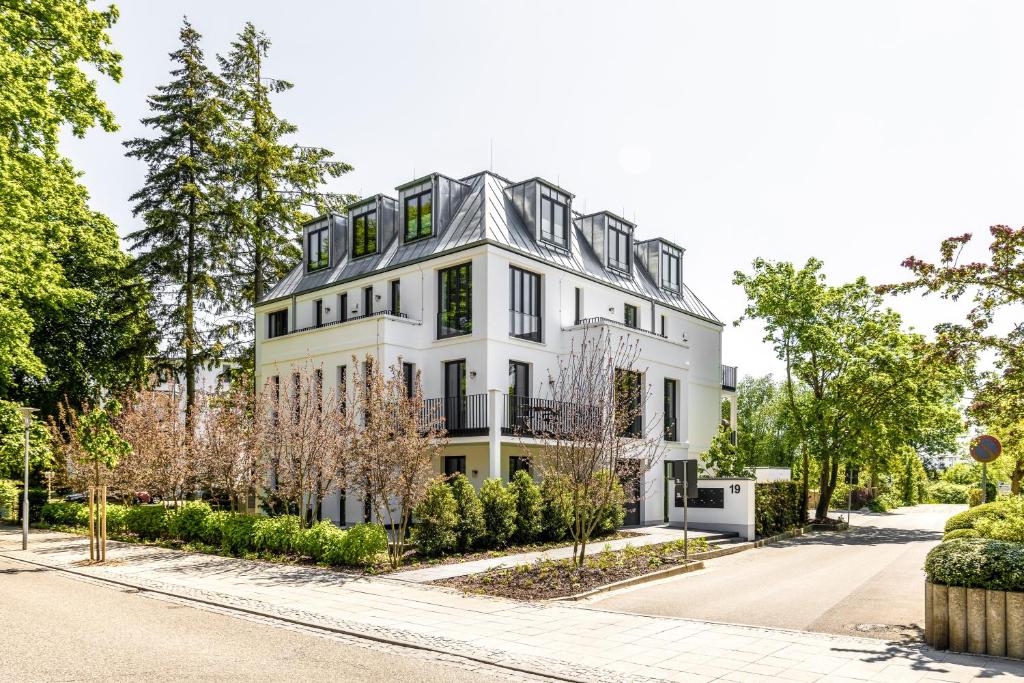 una imagen de una casa blanca en Villa Baltique en Ostseebad Sellin