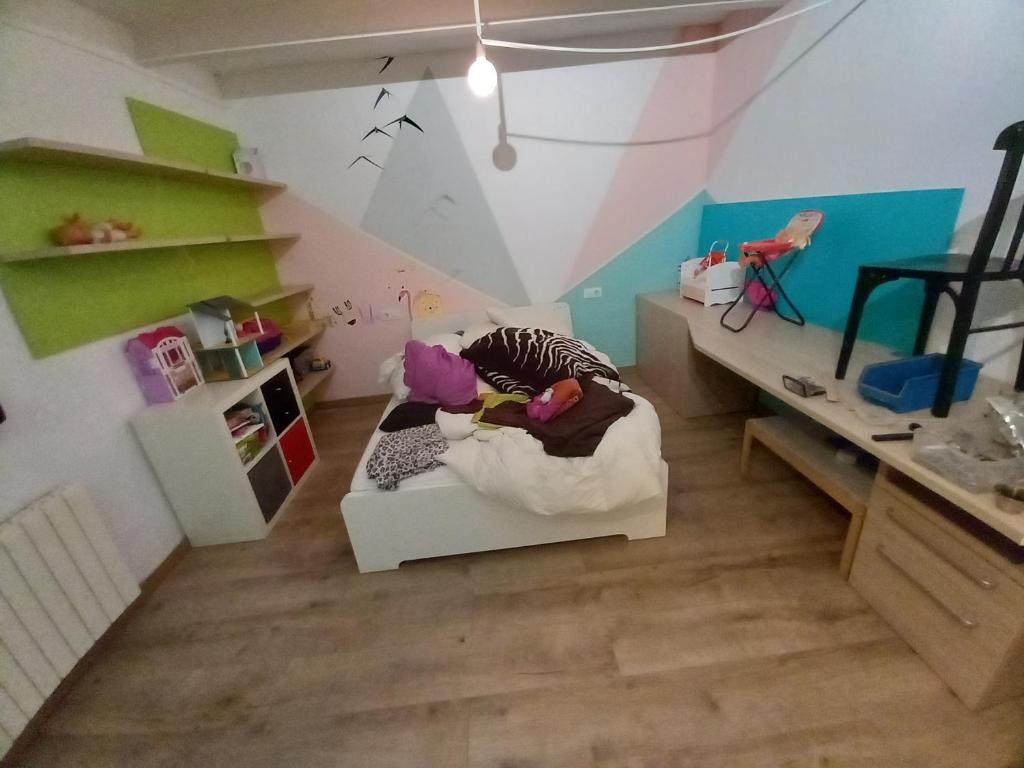 Habitación de juguete con cama y escritorio en Ita Kora, en Sils