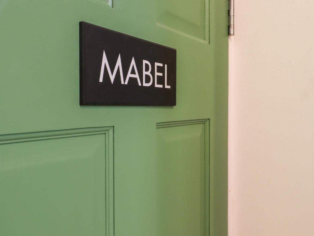 Eine Tür mit einem Schild, auf dem Madeel steht. in der Unterkunft Mabel in Whitstable