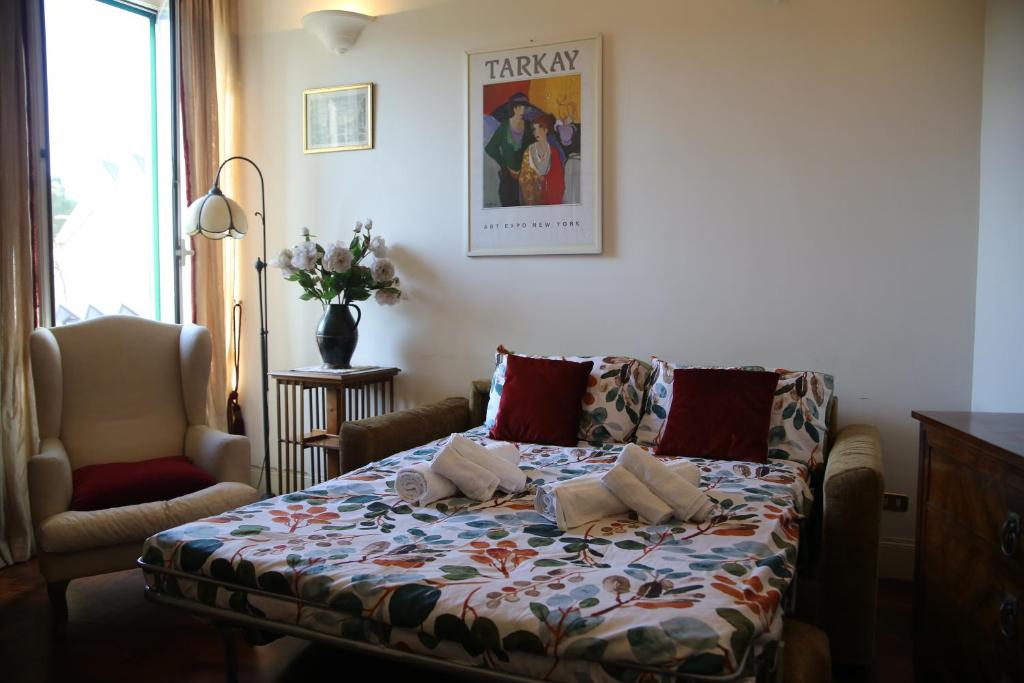 Casa di Amici - Garbatella في روما: سرير عليه وسادتين في غرفة