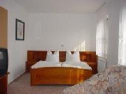 1 dormitorio con 2 camas y TV. en Ferienwohnung Herfurth, en Meiningen