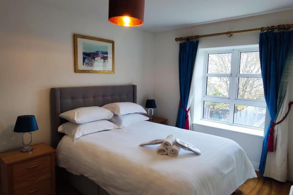 Un dormitorio con una cama con dos ositos de peluche. en Spacious City Centre Apt - O'Connell Street Area en Dublín