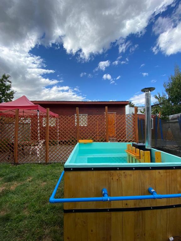 un gran trampolín en un patio con un edificio en Cabaña centro Frutillar Alto, en Llanquihue