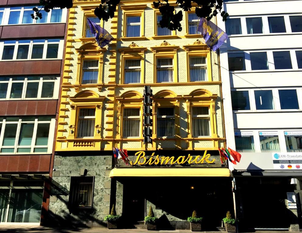 ein gelbes Gebäude mit einem Schild, das Blimzinski liest in der Unterkunft Hotel Bismarck in Düsseldorf