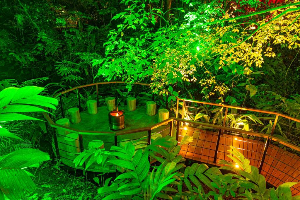 un jardín con una mesa con plantas verdes y luces en Noah&#39;s Forest Hotel by Tifakara, en Fortuna