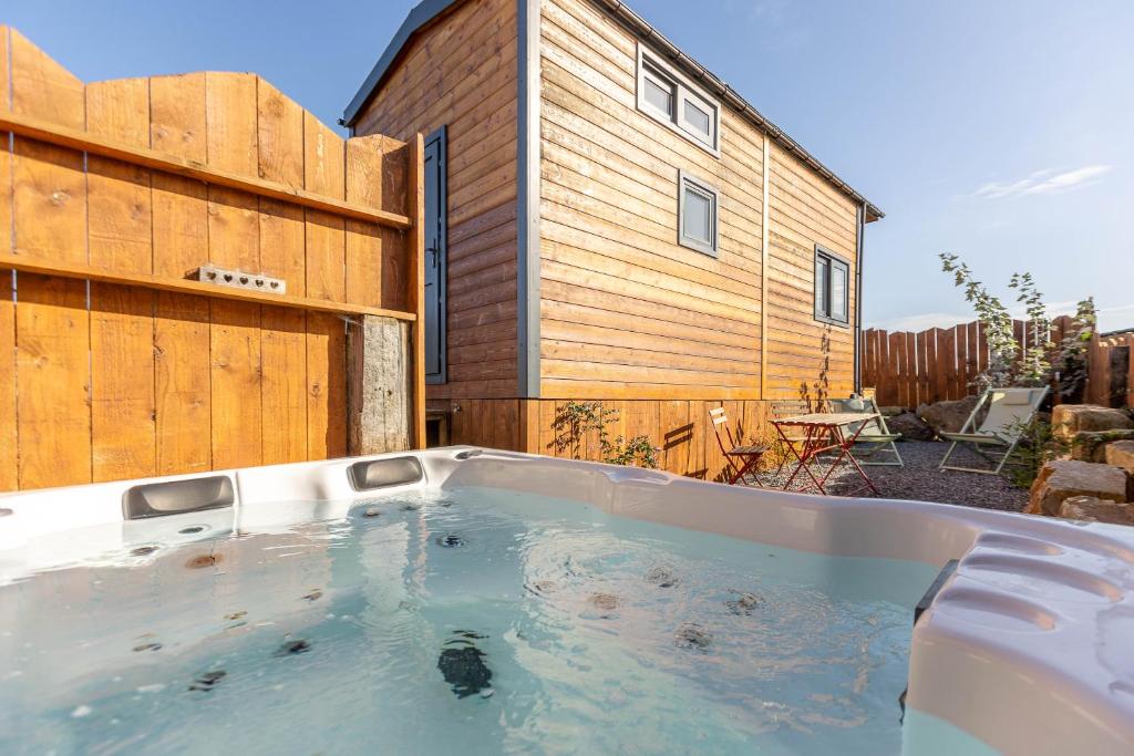 Bazén v ubytování Les Tiny du Pré Mathy - Logements insolites avec Jacuzzi à Profondeville nebo v jeho okolí