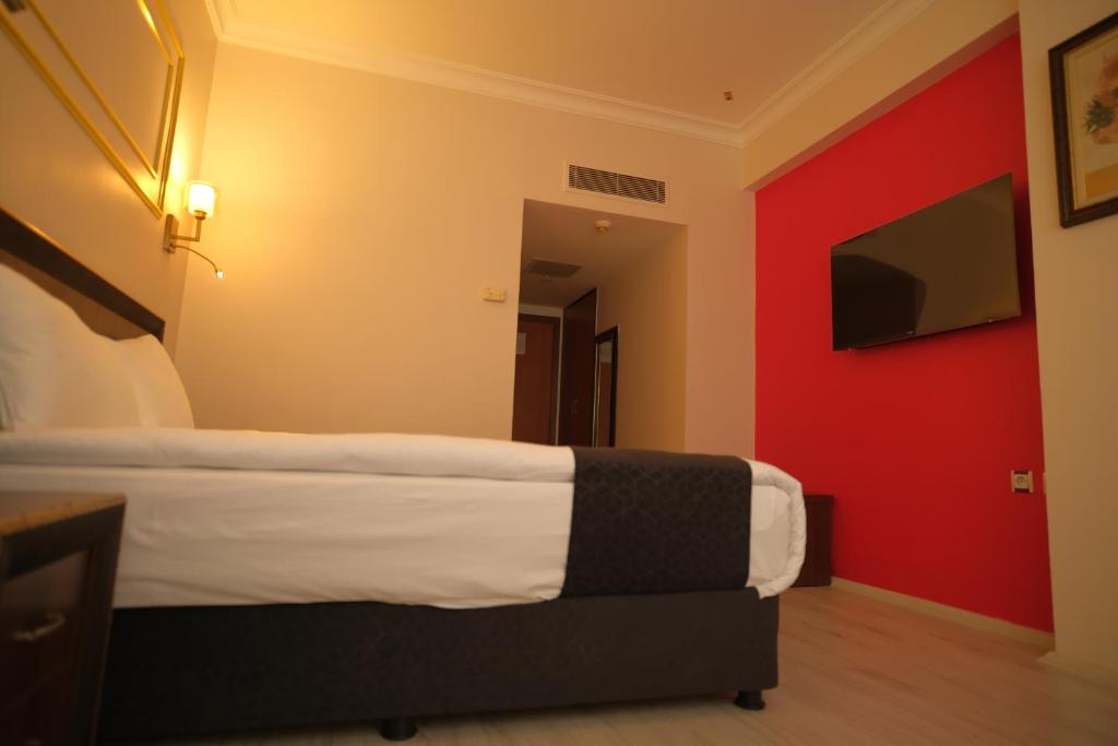 TV a/nebo společenská místnost v ubytování Malabadi Hotel