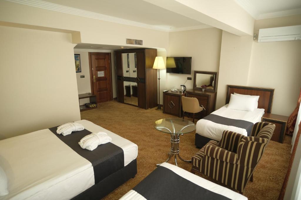 TV a/nebo společenská místnost v ubytování Malabadi Hotel