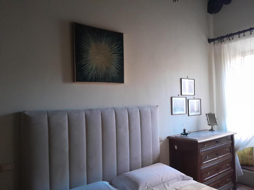 1 dormitorio con radiador grande y cómoda en Finestra Dell'Angelo en Pienza