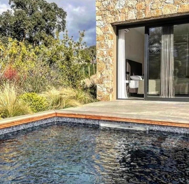 una piscina frente a una casa en Casa Ghjuvan Matteu, 