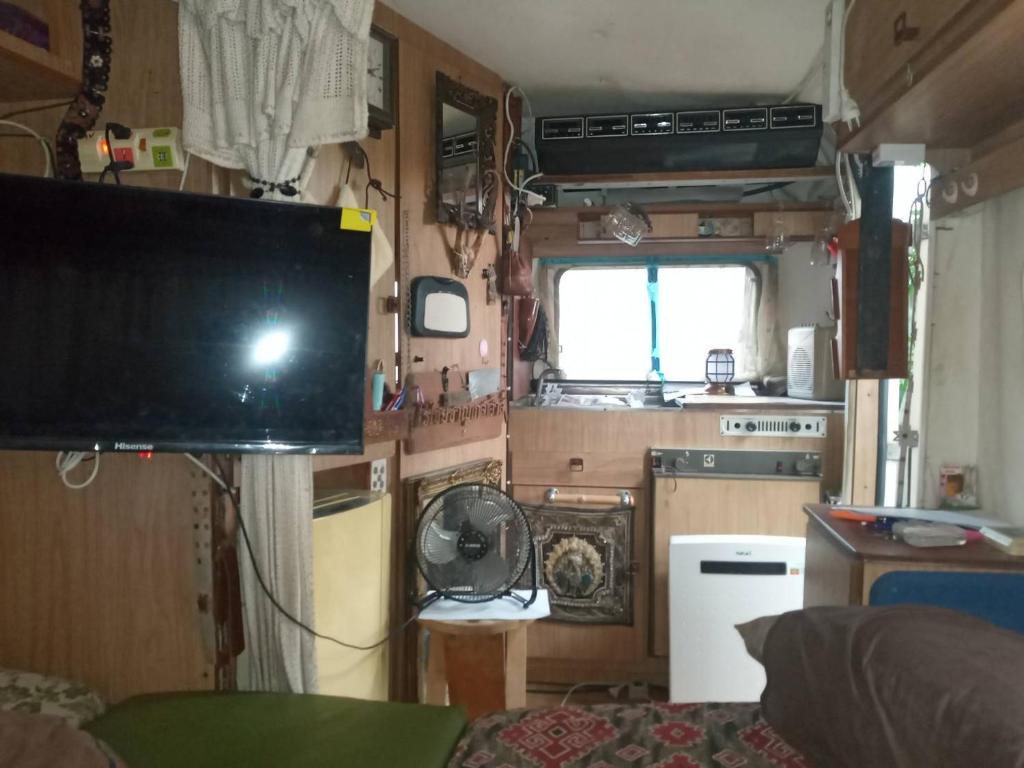 - un salon avec une télévision dans l'établissement Caravan Hotel have TV & Netflix, à Bangkok