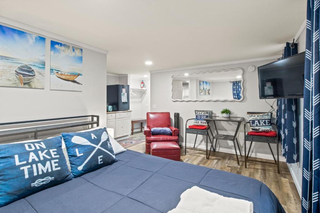 1 Schlafzimmer mit einem Bett und einem Esszimmer in der Unterkunft Guest House In The Heart Of Watkins Glen in Watkins Glen