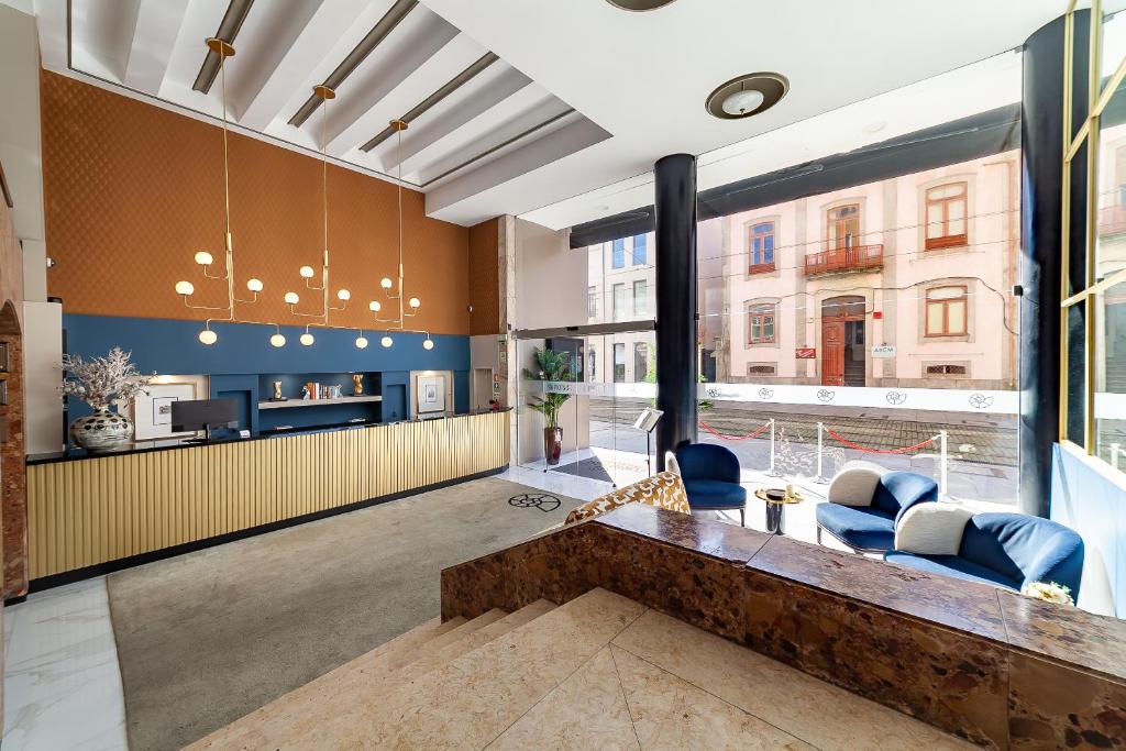 マトジニョシュにあるホテル ポルト マールの建物の景色を望むオープンリビングルーム