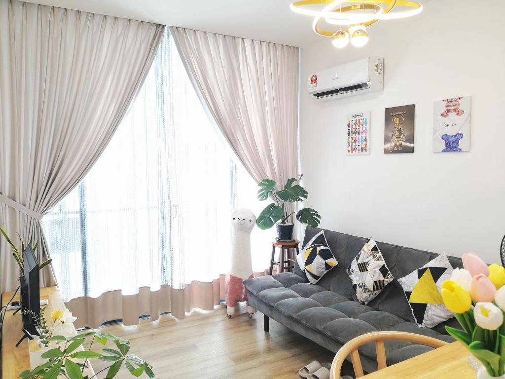 uma sala de estar com um sofá e uma grande janela em Hanns&KingBed&WIFI@ComfortStay4 em Sibu