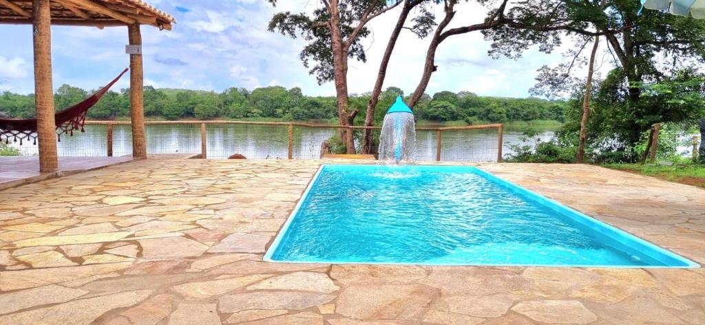 een zwembad met een fontein bij Rancho Sagarana in Três Marias