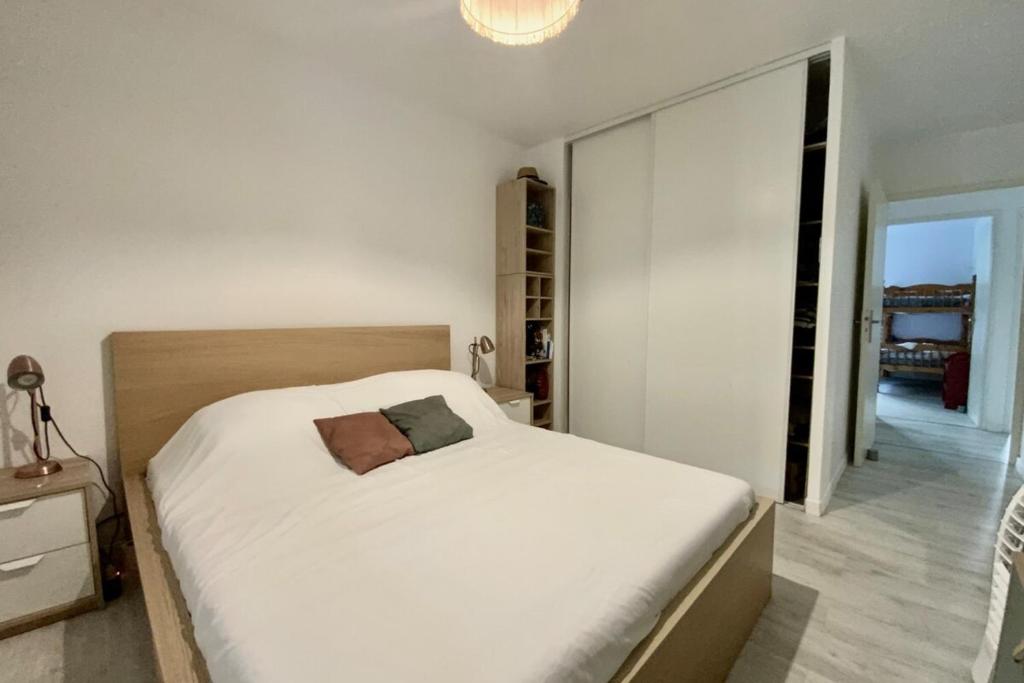 Llit o llits en una habitaci&oacute; de GROOMI La Grisette- Jardin terrasse et stationnement !