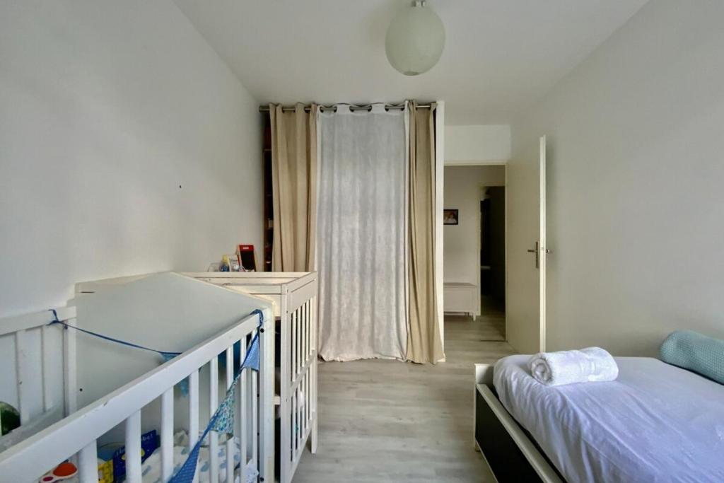 Llit o llits en una habitaci&oacute; de GROOMI La Grisette- Jardin terrasse et stationnement !