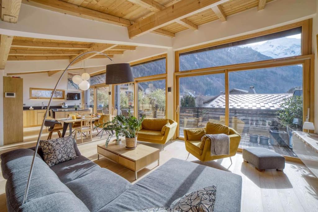 un salon avec un canapé bleu et une table dans l'établissement Chalet 124, à Chamonix-Mont-Blanc