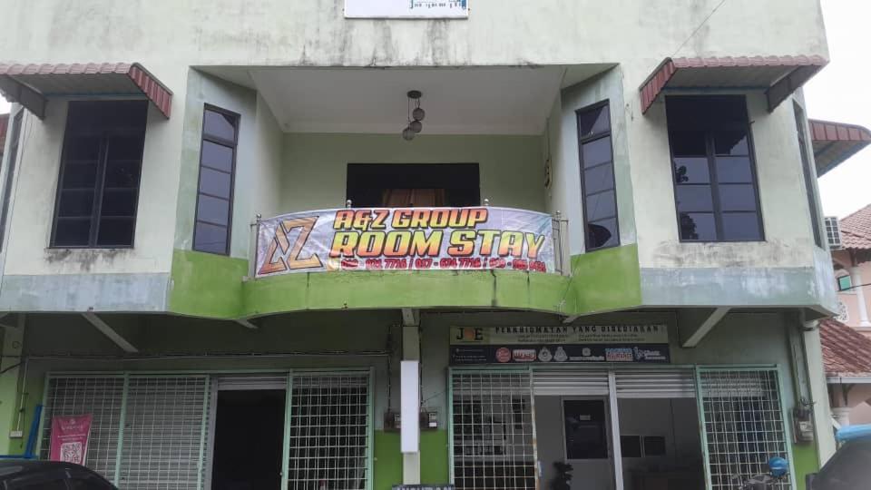 un edificio con un cartel que lee "patear alrededor de la habitación" en A & Z Roomstay, en Pasir Mas