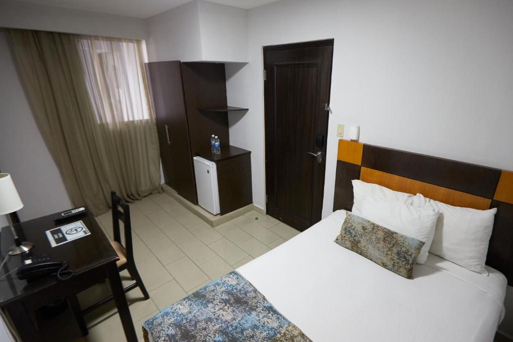 Postel nebo postele na pokoji v ubytování Metro Hotel Panama