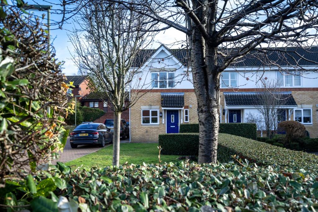 een huis met een auto ervoor geparkeerd bij Guildford Townhouse with Parking in Guildford