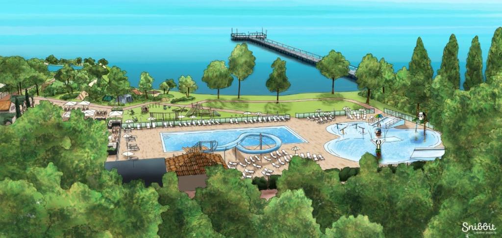 un resort con 2 piscine e un molo. di Trasimeno Glamping Resort a Sant Arcangelo