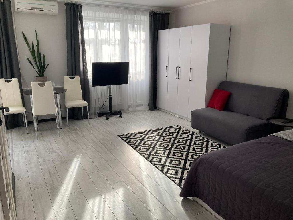 1 dormitorio con cama, sofá y mesa en Apartments on Gagarina, en Vínnytsia