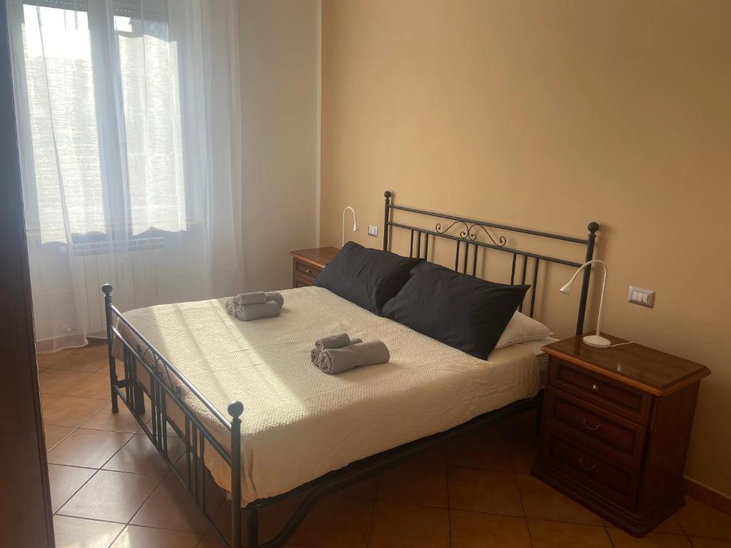 ein Schlafzimmer mit einem Bett mit zwei Handtüchern darauf in der Unterkunft Montegrappa in Turin