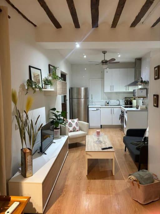 a living room with a couch and a table at Estudio Herrero in Alcalá de Henares