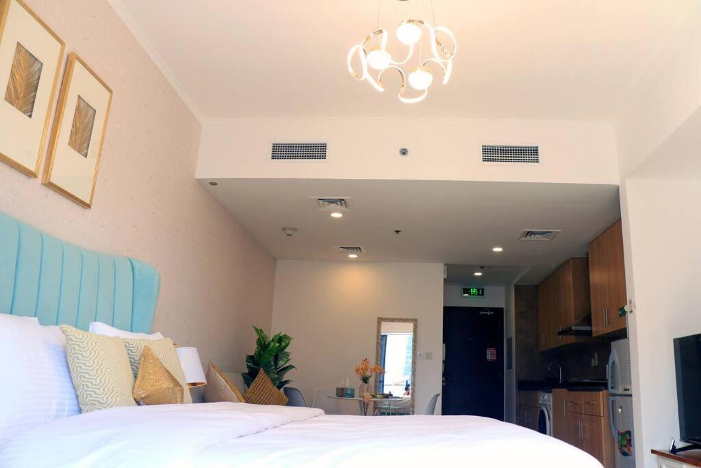 Gallery image of Cosmos Living Cozy Studio With Balcony in Dubai
