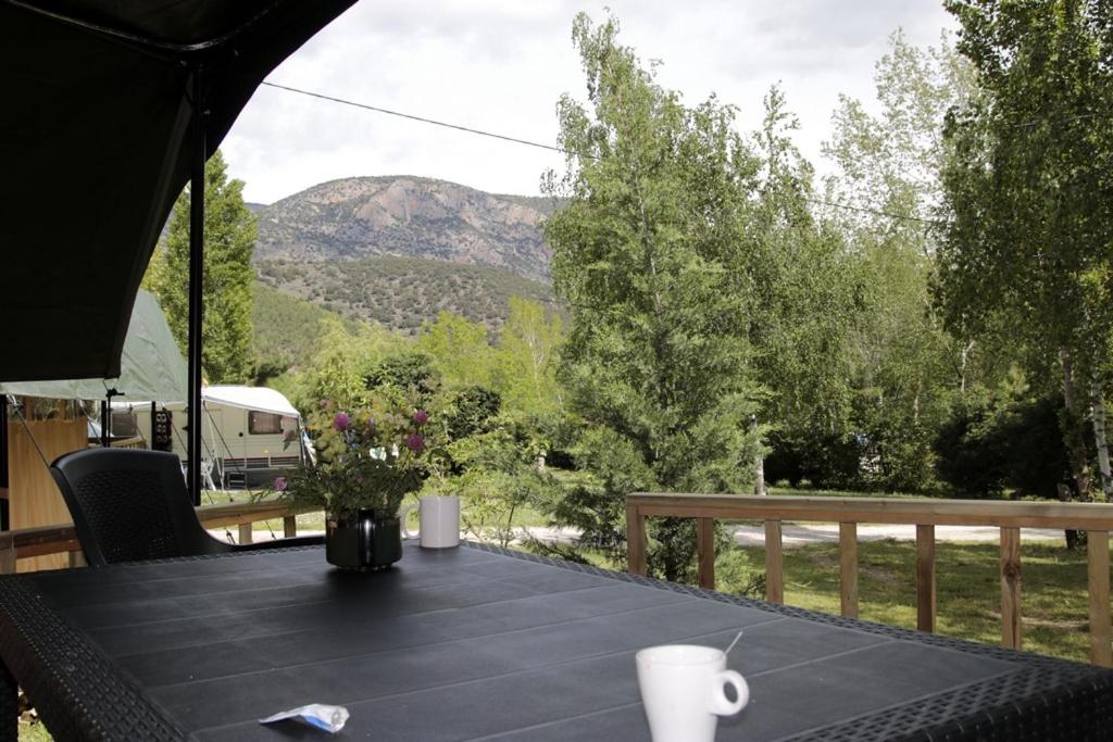Nespecifikovaný výhled na hory nebo výhled na hory při pohledu z luxury tent