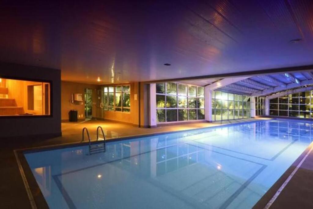 a large swimming pool in a large building at Apartamento Paulista in São Paulo