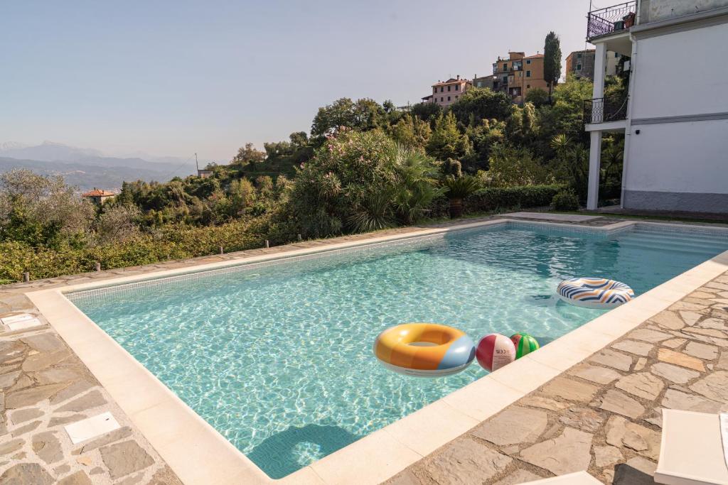 ein Schwimmbad mit zwei aufblasbaren Gegenständen in einem Haus in der Unterkunft Near Cinque Terre - Mountain Farmhouse with Pool in Tivegna