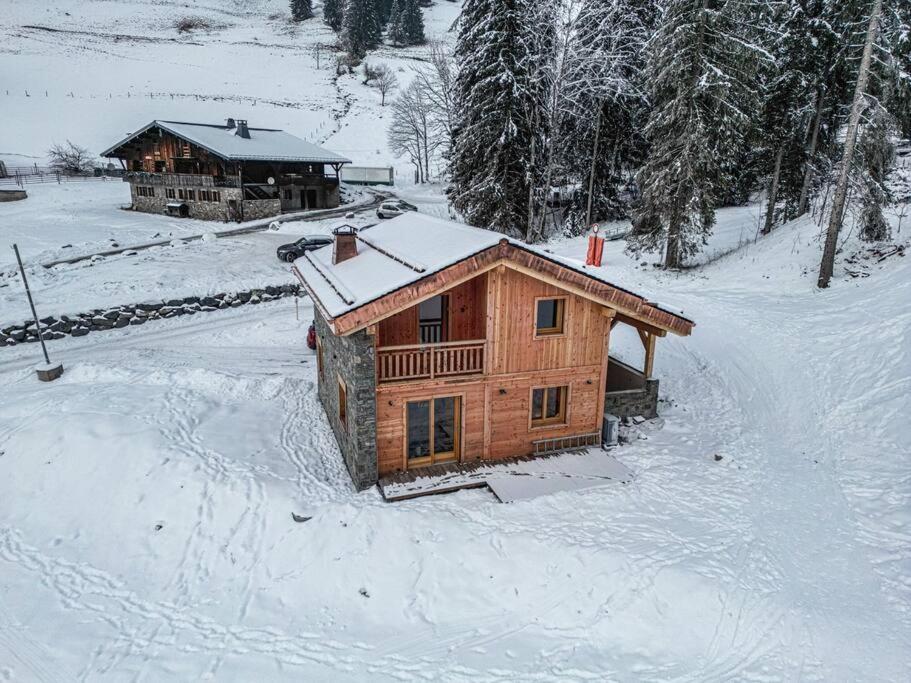 een blokhut met sneeuw op de grond bij Alpen Chalet in Morzine