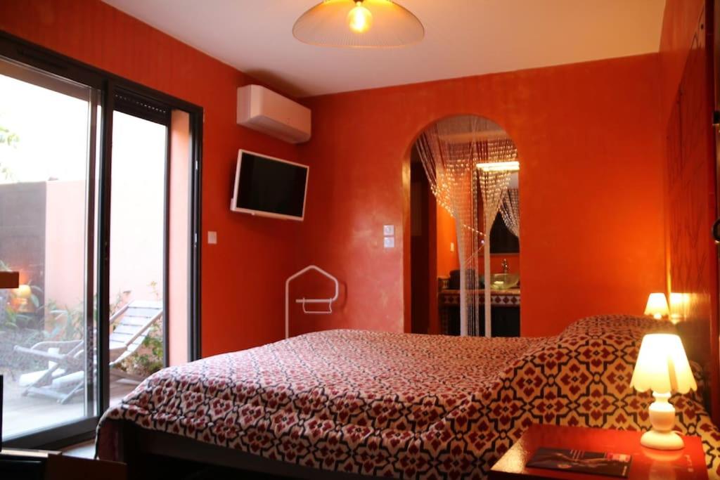 เตียงในห้องที่ Chambre 2, Riad 3 Couple only au village naturiste